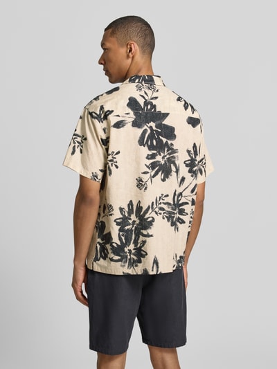 Männermodel trägt Relaxed Fit Freizeithemd mit Reverskragen Modell 'BLAVENICE' von Jack & Jones Premium, creme mit schwarzem Blumenmuster, Bio-Baumwoll-Mix, Rückenlänge 72 cm, Schulterbreite 52 cm, Ärmellänge 23 cm, Ganzkörperansicht Rückansicht.
