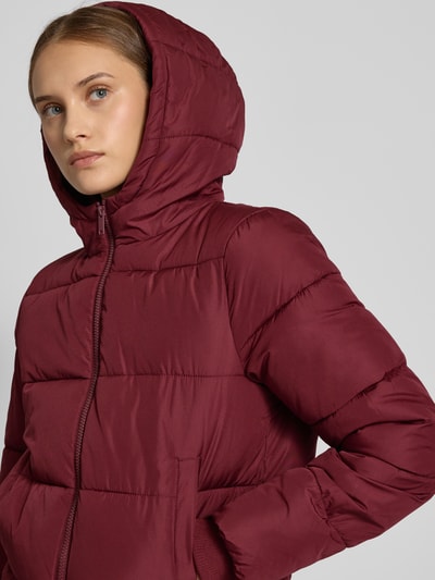 Pieces Kurtka pikowana o kroju regular fit z kapturem model ‘BEE NEW’ Ciemnoczerwony 3