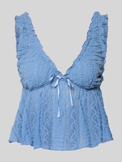 Produktfoto, blaues Top aus Spitze mit Schleifen-Detail von Gina Tricot, V-Ausschnitt, körpernaher Schnitt, Stretch, kurze Rückenlänge