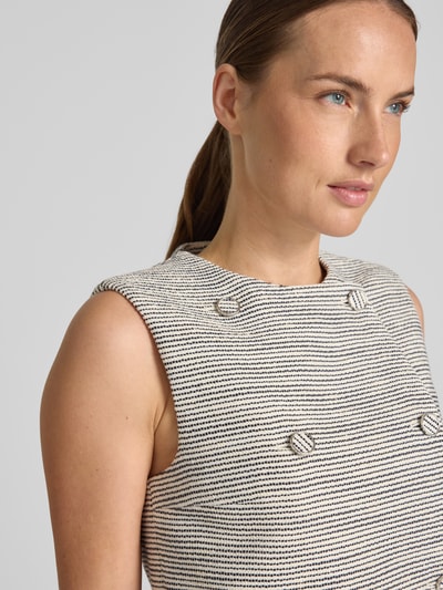 Kobiece model prezentuje Regular Fit Kurzblazer mit Allover-Muster model 'AWINEA' od HUGO, kremowe i czarne paski, tekstura dzianinowa, zbliżenie na górną część ciała