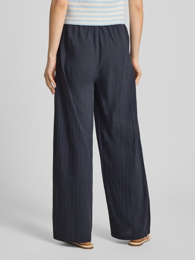 Frauenmodel trägt Loose Fit Weite Hose aus reiner Baumwolle Modell 'TIZANA' von Only, Optik: Unifarben, Ganzkörperansicht Rückansicht.