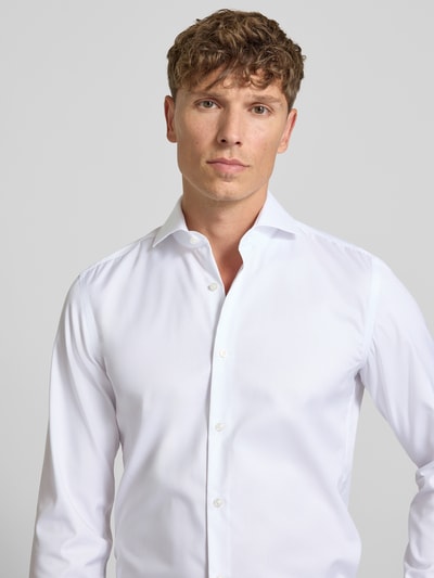 Männermodel trägt weißes Slim-Fit Businesshemd aus reiner Baumwolle Modell 'H-HANK-SP-B1' von BOSS, Kontext Herren Businesshemd, Nahaufnahme Oberkörper.