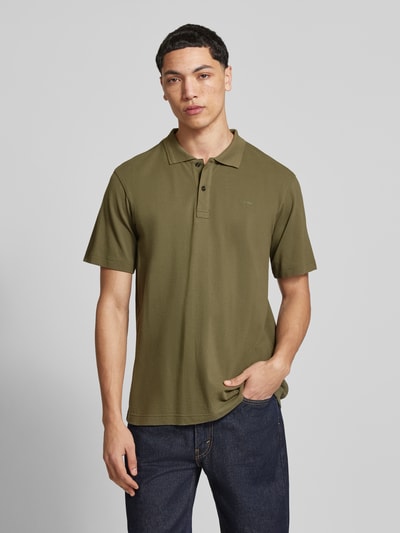 Männermodel trägt Regular Fit Poloshirt aus reiner Baumwolle Modell 'Core' von G-Star Raw in Olivgrün, Ganzkörperansicht von vorne.