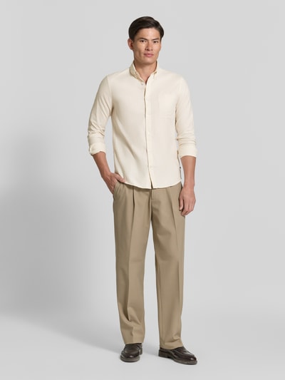 Männermodel trägt Slim Fit vrijetijdsoverhemd uit katoenmix met borstzak en button-downkraag van Matinique, Heren, langärmelig design, knoopsluiting, ruglengte maat M 78 cm, schouderbreedte 45 cm, mouwlengte 66 cm, effen crème- en beigekleuren, Ganzkörperansicht van voren