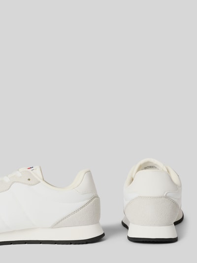 Produktfoto, Low Top Sneaker mit Label-Prägung Modell 'CLASSIC RUNNER' von Tommy Jeans, Optik: Unifarben, runde Schuhspitze, flache Absatzform, Leder-Besatz, Schnürung, strukturierte Sohle, Materialverarbeitung: Nubuk, Sneaker in Weiß mit glatter und leicht strukturierter Oberfläche vor grauem Hintergrund.