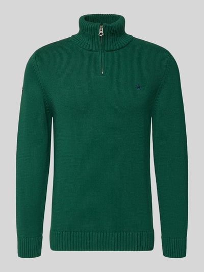 Produktfoto, Slim Fit Pullover in Strick-Optik von Superdry in Grün mit Stehkragen, Reißverschluss und Logo-Stitching auf grauem Hintergrund.