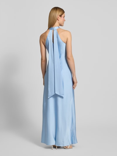 Frauenmodel trägt Regular Fit Abendkleid im ärmellosen Design von Adrianna Papell in Hellblau, Satin, Neckholder, Elastischer-Material-Mix, Ganzkörperansicht Rückansicht.