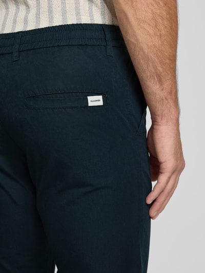 Knowledge Cotton Apparel Chinosy o kroju tapered fit z wpuszczanymi kieszeniami model ‘TIM’ Czarny 3