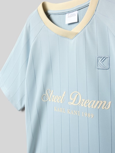 Produktfoto, Regular Fit T-Shirt mit Logo-Stitching von KARL KANI, Kinder T-Shirt, V-Ausschnitt, Statement-Print, Rückenlänge 56 cm Größe 134, hellblau mit feinen Streifen, glatte Textur