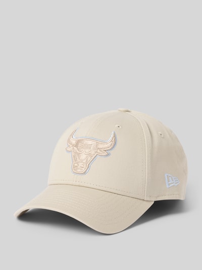 New Era Basecap mit Motiv-Stitching Modell 'TEAM OUTLINE 9FORTY®' Beige 1