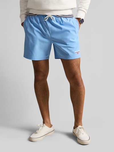 Männermodel trägt Badeshorts mit Label-Stitching-Applikation von Polo Ralph Lauren, Optik: Unifarben, Ganzkörperansicht von vorne.