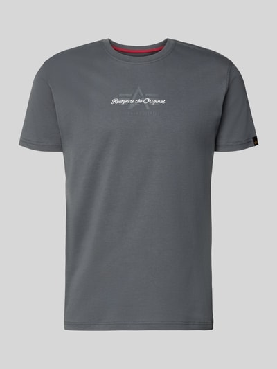 Produktfoto, T-Shirt mit Label-Detail von Alpha Industries, bawełna, krój regular fit, okrągły dekolt, długość tyłu M: 68 cm, szary kolor