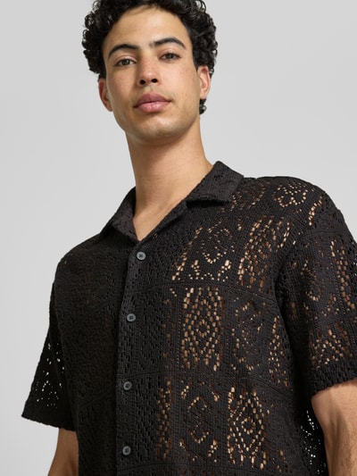 Männermodel trägt Relaxed Fit Freizeithemd aus Baumwoll-Mix Modell 'AVON' von Only & Sons, Optik: Unifarben, Struktur, Nahaufnahme Oberkörper.