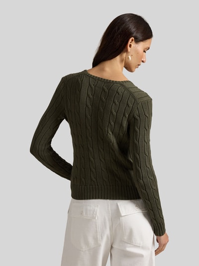 Frauenmodel trägt Regular Fit Strickpullover aus Woll-Kaschmir-Mix von Polo Ralph Lauren in Oliv mit Zopfmuster, Ganzkörperansicht Rückansicht.