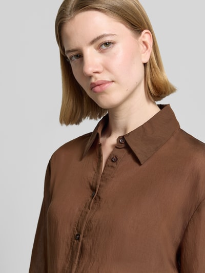 Vrouwenmodel draagt Relaxed Fit Hemdbluse aus Lyocell-Mix van Stefanel in bruin, semi-transparant, met overhemdkraag en knoopsluiting, dames overhemdblouse, maat 36, ruglengte 70 cm, mouwlengte 58 cm, lyocellmix, detailopname bovenlichaam.