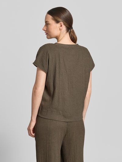 Frauenmodel trägt Regular Fit T-Shirt mit Strukturmuster Modell 'Salti' von OPUS in Braun, Elastischer-Material-Mix, Kurzärmelig, Rundhalsausschnitt, Raffungen, Rückenlänge bei Größe 36: 53 cm, Ganzkörperansicht Rückansicht.