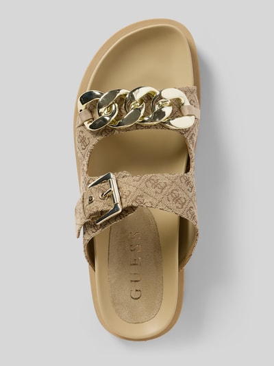 Produktfoto, Slippers mit Allover-Logo-Print Modell 'Fatema' von Guess für Damen, beige-braune Töne, profilierte Sohle, goldfarbene Schnalle und Kettenelement, offene Ferse, Absatzhöhe 2 cm, Schaftweite 7 cm, strukturierte Oberfläche.