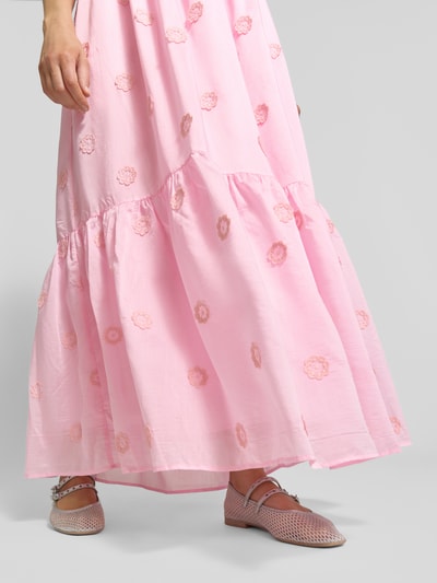 Frauenmodel trägt Midikleid aus Lyocell-Mix Modell 'Cherish' von SUNCOO PARIS mit floraler Zierbesatz und Spaghetti-Träger, Nahaufnahme Unterkörper. Rückenlänge bei Größe S: 118 cm, Brustweite bei Größe S: 27 cm.
