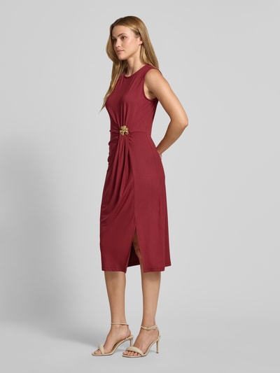 Frauenmodel trägt Slim Fit Midikleid aus Viskose-Mix mit Raffungen von Christian Berg Woman Selection, floraler Zierbesatz, Ärmelloses-Design, Rundhalsausschnitt, in Rot, glatte Textur, Ganzkörperansicht von vorne. Rückenlänge 115 cm, Brustweite 45 cm bei Größe 36.