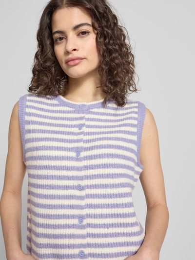 Frauenmodel trägt Regular Fit Strickweste mit Woll-Anteil Modell 'MALOU' von Pieces im gestreiften Allover-Muster, Rippstrick, Nahaufnahme Oberkörper.