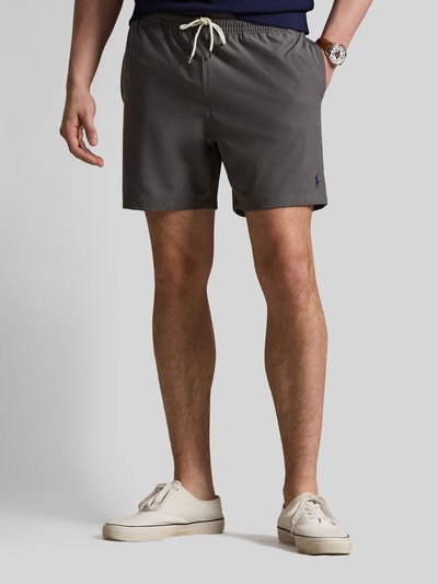 Männermodel trägt Badeshorts mit Logo-Stitching Modell 'TRAVELER' von Polo Ralph Lauren Underwear, Optik: Unifarben, Nahaufnahme Unterkörper.