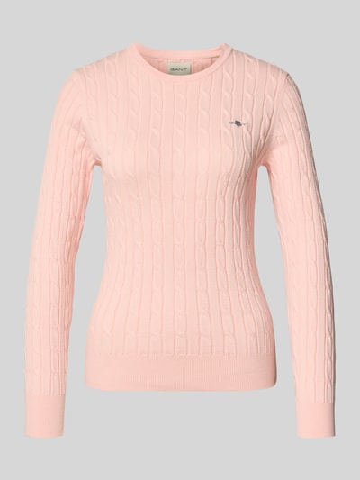 Produktfoto, Strickpullover mit Zopfmuster und Label-Stitching von Gant aus Baumwoll-Mix mit Stretch-Anteil, Slim Fit, Rundhalsausschnitt, rosa Farbe.