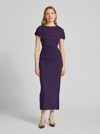 Modelka kobieca ma na sobie fioletową sukienkę midi z drapowaniami, fason dopasowany, model 'Kori Draped' od Forever New, długość pleców w rozmiarze 36: 137 cm, szerokość w rozmiarze 36: 42 cm, długość rękawa w rozmiarze 36: 23 cm, widok całej sylwetki z przodu.