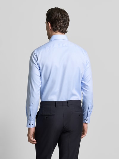 Männermodel trägt Regular Fit Business Hemd aus Baumwolle mit Kentkragen von Christian Berg Men in Hellblau, Ganzkörperansicht Rückansicht. Rückenlänge 78 cm, Schulterbreite 47 cm, Ärmellänge 65 cm, glatte Textur, schlichte Details.