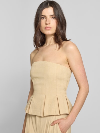 Kobiece model prezentuje Slim Fit Corsage mit Viskose-Anteil Modell 'Stacy' von Gestuz, elastyczna mieszanka materiałów z dodatkiem wiskozy, kontrafałdy, krój z odkrytymi ramionami, długość tyłu w rozmiarze 36: 26 cm, kolor beżowy, widok na górną część ciała z przodu
