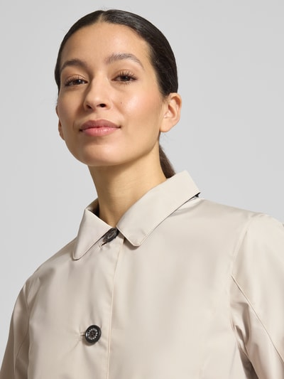 Kobiece model prezentuje Regular Fit Kurtka funkcyjna z wykładanym kołnierzem Barbour, jednolity kolor, hydrophobowy, haftowane logo, wpuszczane kieszenie boczne, kieszeń wewnętrzna, krój regular fit, listwa guzikowa, długi rękaw, ujęcie zbliżeniowe górnej części ciała.