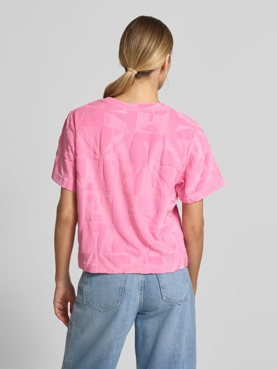 Frauenmodel trägt Damen T-Shirt im Allover-Look Modell 'NABI' von ICHI aus Baumwoll-Mix in Pink mit Rundhalsausschnitt, Ganzkörperansicht Rückansicht. Rückenlänge bei Größe S: 50 cm, Regular-Fit.