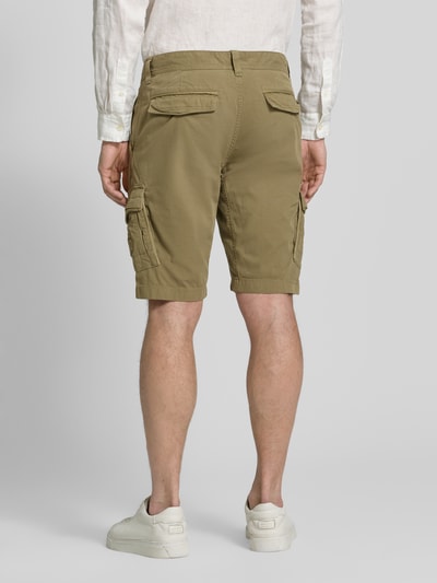 Männermodel trägt Bermudas mit Pattentaschen und Label-Stitchings von PME Legend, khaki, Straight Fit, Ganzkörperansicht Rückansicht. Bundweite 41 cm, Innenbeinlänge 26 cm, mit seitlichen Eingrifftaschen, Knopf- und Reißverschluss, Gesäßtaschen, Klettverschluss, Label-Details.
