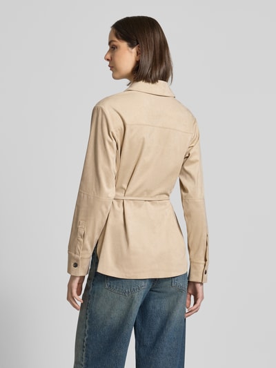 Frauenmodel trägt Bluse mit Bindegürtel Modell 'Zyla' von Someday in Beige, taillierter Schnitt, Material-Mix, Rückansicht Ganzkörperansicht.