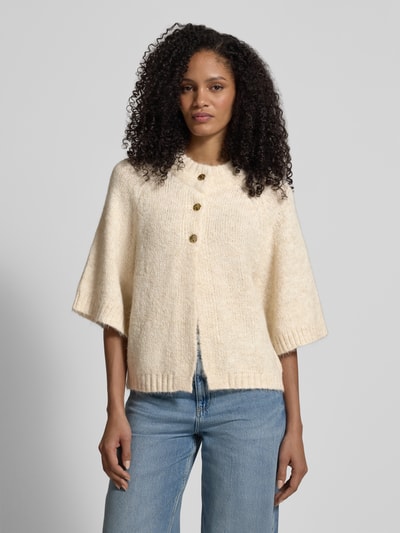 Frauenmodel trägt Strickjacke mit 1/2-Arm Modell 'Benutta Fluffy' von Neo Noir in Creme, Knopfverschluss, Baumwoll-Mix, relaxed Fit, Nahaufnahme Oberkörper.