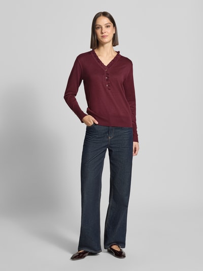 Frauenmodel trägt Regular Fit Pullover mit Woll-Alpaka-Anteil Modell 'Katie' von FREE/QUENT in Bordeaux, Strick-Optik, Ganzkörperansicht von vorne.