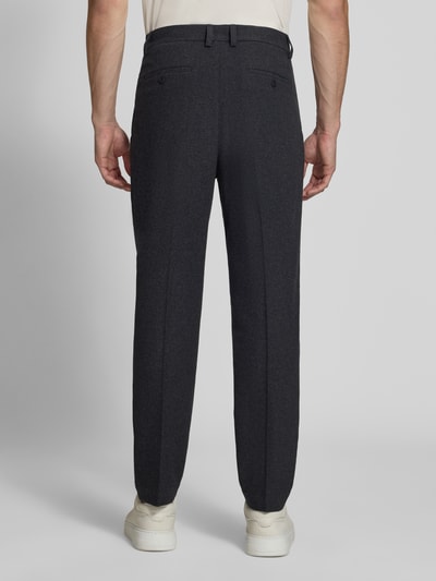 Mężczyzna nosi Straight Fit Stoffhose mit Baumwoll-Anteil von Lindbergh, elastyczna mieszanka materiałów, kieszenie wpuszczane i z tyłu, kontrafałda, kolor ciemnoszary, Szerokość w rozmiarze M: 41 cm, Długość wewnętrzna nogawki: 80 cm, zapięcie na guzik i zamek błyskawiczny, Ganzkörperansicht Rückansicht