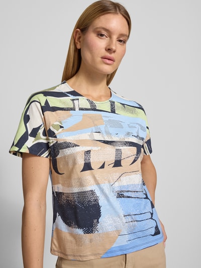 Kobiece modelka nosi T-Shirt im Allover-Look mit Rundhalsausschnitt von Betty Barclay, mieszanka bawełny i mikromodalu, krój regular fit, wzór na całej powierzchni, okrągły dekolt, długość tyłu w rozmiarze 36: 56 cm, pastelowe barwy, proste kształty, gładka tekstura, widok z przodu górnej części ciała.