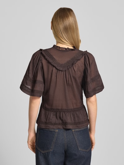 Mównemodel trägt Blusenshirt mit Häkelspitze Modell 'Evienne' von Neo Noir aus reiner Baumwolle, krój slim fit, tył, kolor brązowy, tekstura lekko przezroczysta, tył, całkowity widok sylwetki