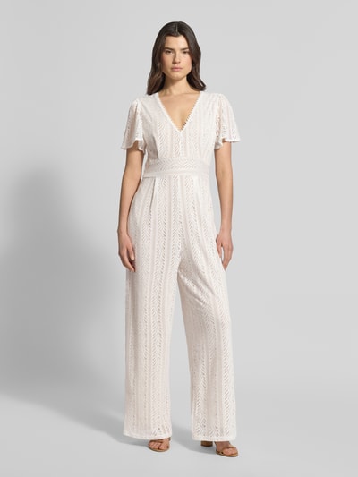 Frauenmodel trägt Jumpsuit mit Lochstickerei und rückseitigem Reißverschluss von Apricot in Weiß, Regular Fit, Ganzkörperansicht von vorne. Kontext: Rückenlänge bei Größe S 38 cm, Brustweite 43 cm, Ärmellänge 22 cm, Gesamtlänge 148 cm, Innenbeinlänge 75 cm.