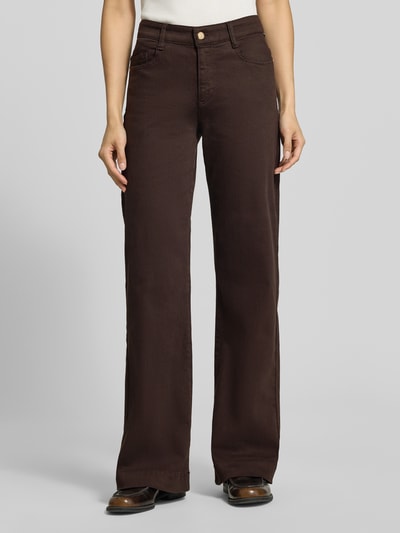 Frauenmodel trägt dunkelbraune Wide & Loose Fit Jeans aus Baumwoll-Mix Modell 'Maine' von Brax, Damen Wide & Loose Fit Jeans, Ganzkörperansicht von vorne.