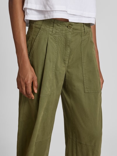 Frauenmodel trägt Barrel Leg Hose aus Baumwoll-Mix Modell 'OCTOBER' von CAMBIO in Olivgrün, sichtbare Bundfalte, Nahaufnahme Oberkörper.