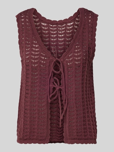 Produktfoto, Strickweste mit Schnürung Modell 'DOSIA' von ICHI in Dunkelrot, gehäkelte Struktur, reine Baumwolle, Regular Fit, V-Ausschnitt, 45 cm Rückenlänge.