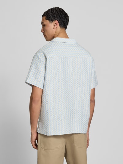 Męski model nosi Regular Fit Freizeithemd im Allover-Look Modell 'MONTAUK' od Jack & Jones, jasne kolory, wzór geometryczny, materiał z bawełną, krój regular fit, kołnierz rewersowy, guziki, długość tyłu w rozmiarze M: 71 cm, szerokość w rozmiarze M: 50 cm, długość rękawa w rozmiarze M: 22 cm, widok całej sylwetki z tyłu.