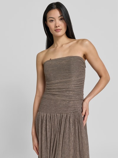 Frauenmodel trägt schimmerndes Off-Shoulder-Kleid mit Drapierungen von Jake*s Cocktail, figurbetonter Schnitt, Nahaufnahme Oberkörper. Rückenlänge Größe 36: 132 cm, Brustweite: 42 cm.