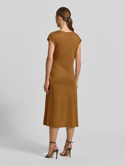 Frauenmodel trägt Midikleid in Wickel-Optik von Rinascimento in Braun, Baumwoll-Modal-Mix, tailliert, glatte Textur, Ganzkörperansicht Rückansicht.
