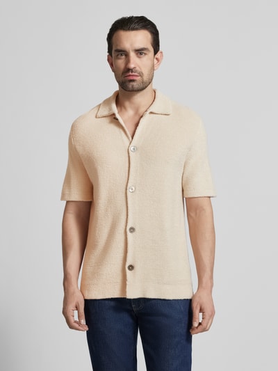 Męski model nosi Hemdjacke mit Kaschmir-Anteil od FTC Cashmere, mieszanka bawełny i kaszmiru, krój regular fit, kołnierzyk polo, listwa guzikowa, rękaw o dł. 1/2, długość tyłu w rozmiarze 50: 69 cm, długość rękawów w rozmiarze 50: 28 cm, jasny beż, strukturalna tkanina, widok z przodu, całe ciało.