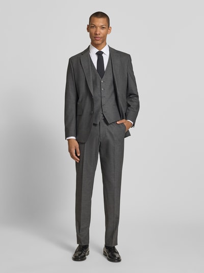 Männermodel trägt Weste mit V-Ausschnitt und Knopfleiste Modell 'Totti' von CINQUE, Grau, Material-Mix mit Schurwoll-Anteil, Regular-Fit, Herren, Ganzkörperansicht von vorne, Rückenlänge bei Größe 50: 58 cm.