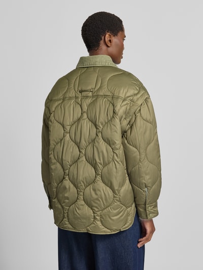 Frauenmodel trägt olivgrüne Steppjacke mit Umlegekragen Modell 'MCOGIUGNIO' von MAX&Co., Damen Steppjacke, Ganzkörperansicht Rückansicht.