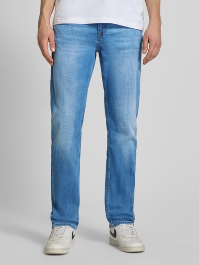 Männermodel trägt Regular Fit Jeans aus Baumwoll-Mix Modell 'CASH' von Pepe Jeans, Denim-Optik, 5-Pocket-Design, Ganzkörperansicht von vorne.