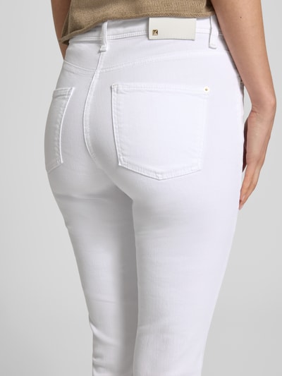 Frauenmodel trägt Slim Fit Jeans mit Fransensaum Modell 'PIPER SHORT' von Cambio, Weiß, Baumwoll-Mix mit Stretch-Anteil, Nahaufnahme Rückansicht. Bundweite bei Größe 36: 39 cm, Innenbeinlänge: 68 cm, Körpernaher-Schnitt, Knopf-Reißverschluss, Eingrifftaschen, Gesäßtaschen
